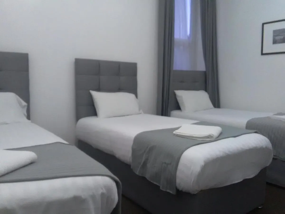Newcastle West Hotel & Bar 0*, ניוקאסל