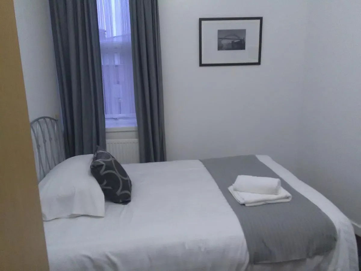 Newcastle West Hotel & Bar 0*, ניוקאסל