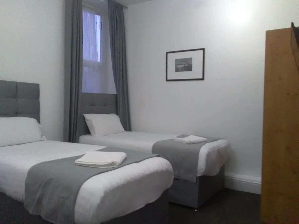 Newcastle West Hotel & Bar  ניוקאסל