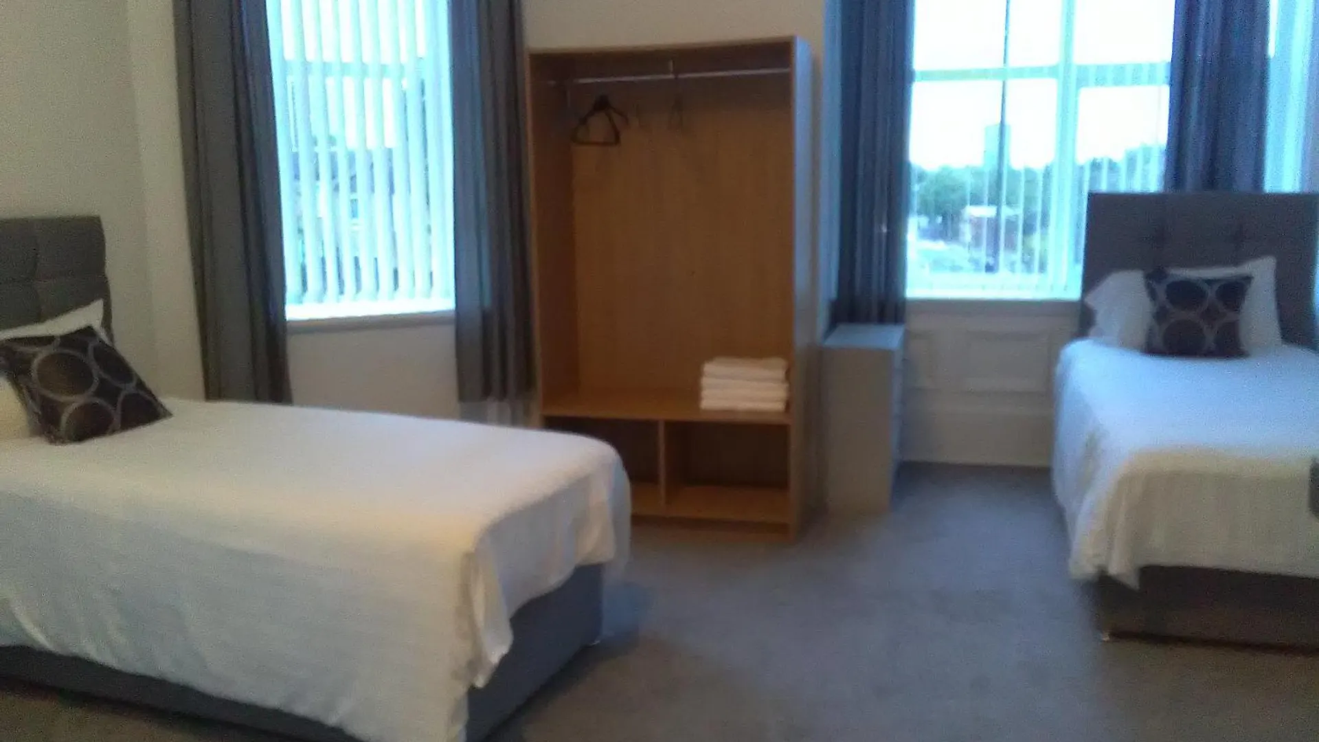 Newcastle West Hotel & Bar 0*, ניוקאסל