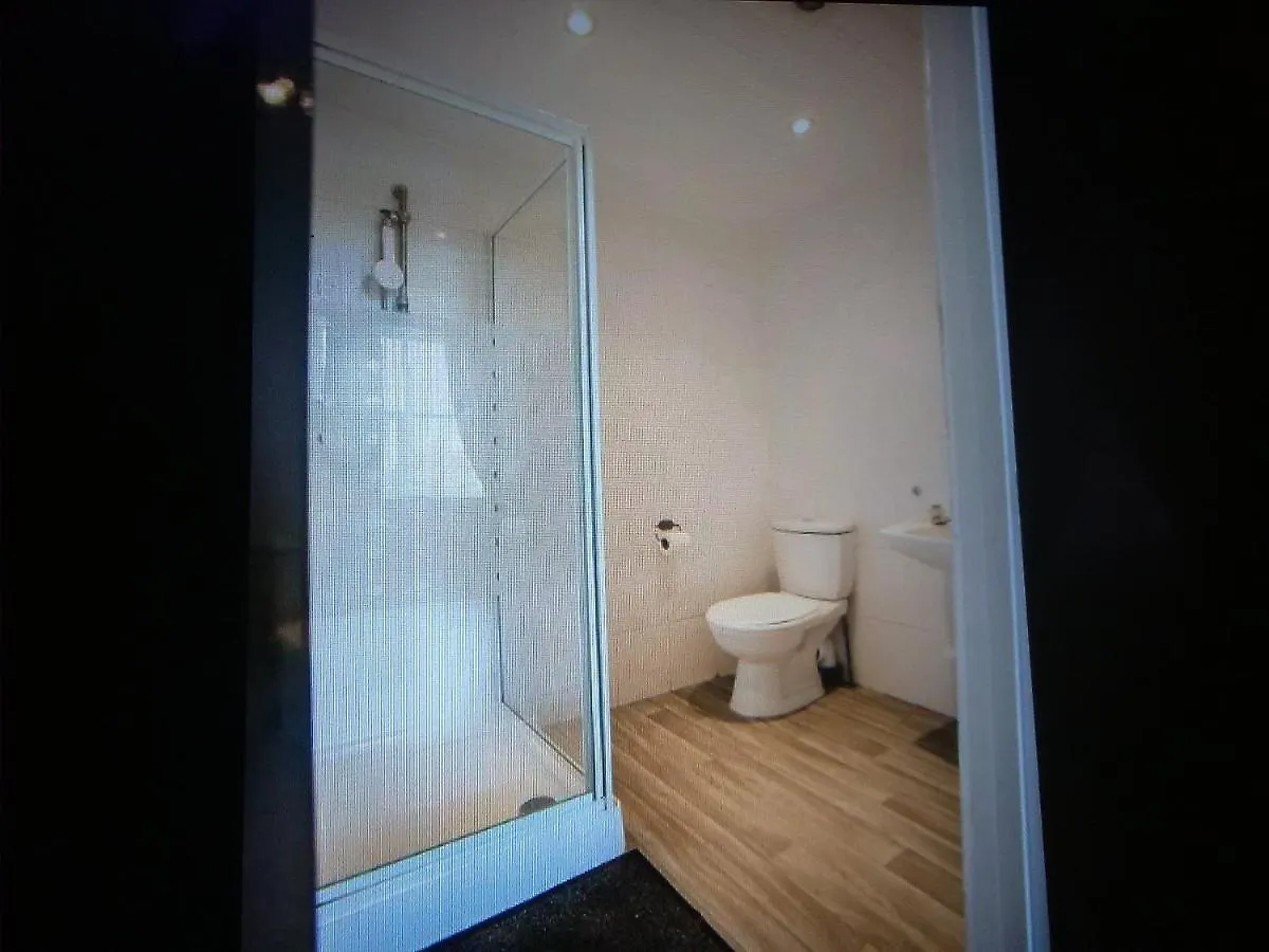 Newcastle West Hotel & Bar ניוקאסל