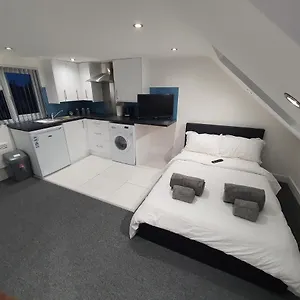 New Self Contained Flat,in Hayes, Free Parking Northolt (Greater London)
